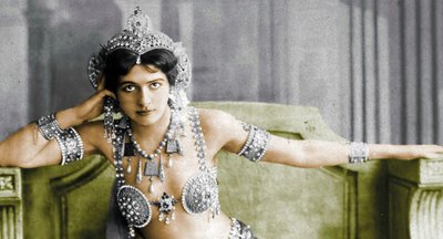 Mata Hari trägt einen juwelenbesetzten Bikini, ca. 1910 von Unbekannt Unbekannt